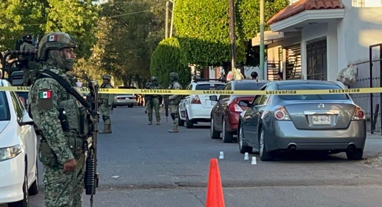 Mujer es asesinada a balazos cuando abordaba un auto
