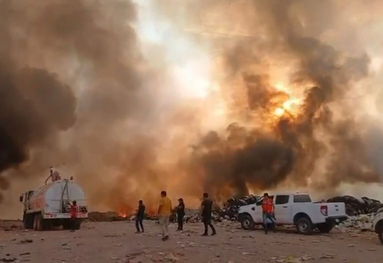 Suman 12 horas de lucha contra incendio en basurón de Mazatlán