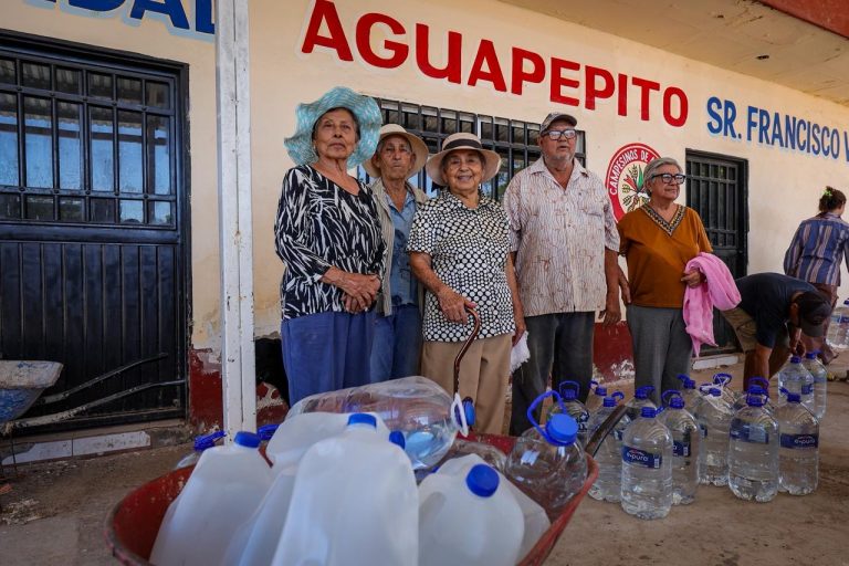 Llevan a Navolato donativos de Aquatón
