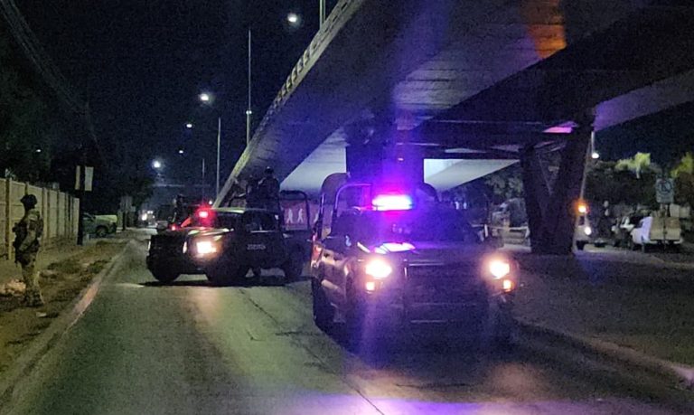 Estaba cadáver cubierto con plástico debajo de un puente