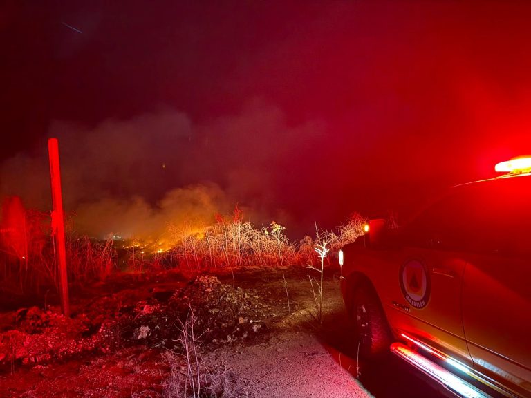 Suman 28 horas y controlan al 70% incendio de basurón en Mazatlán