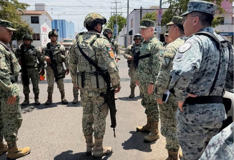 Llegan a Culiacán secretario de la Defensa y comandante de la GN