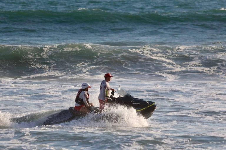 Aumentan olas por mar de fondo en Mazatlán