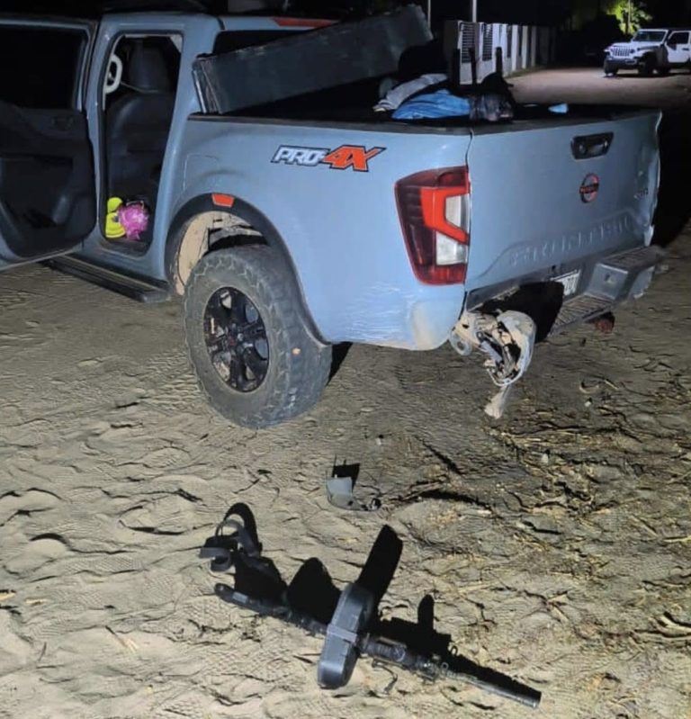Atacan a estatales, muere un civil