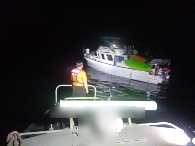 Rescatan a 8 varados en yate en Mazatlán