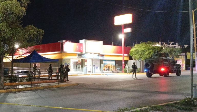 Es asesinado frente a una tienda en Prados del Sol