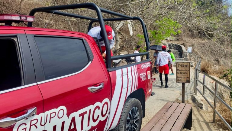 Cae mujer en escaleras de El Faro
