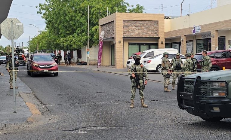Se enfrenta militares y civiles en plaza de Culiacán; hay un muerto