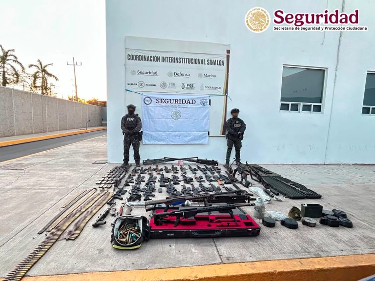 Decomisan federales arsenal en una camioneta en Badiraguato