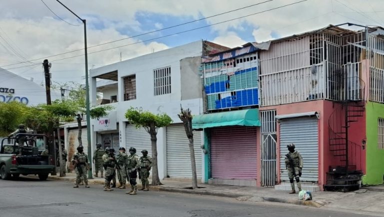 Queda herido; es perseguido y atacado en Los Pinos