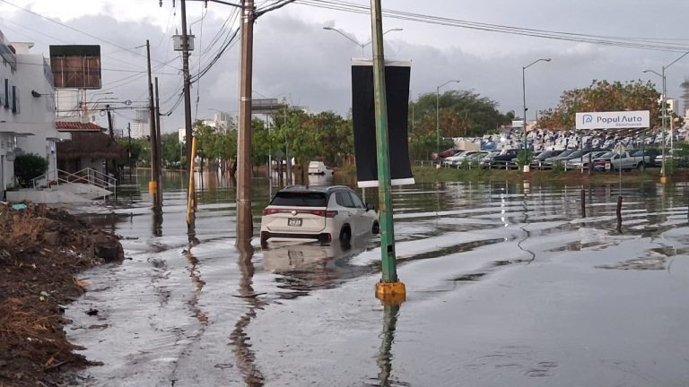Inundan lluvias colonias de Mazatlán
