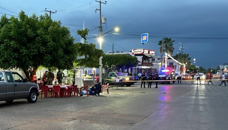 Matan a 2: uno en una casa, a otro en una taquería
