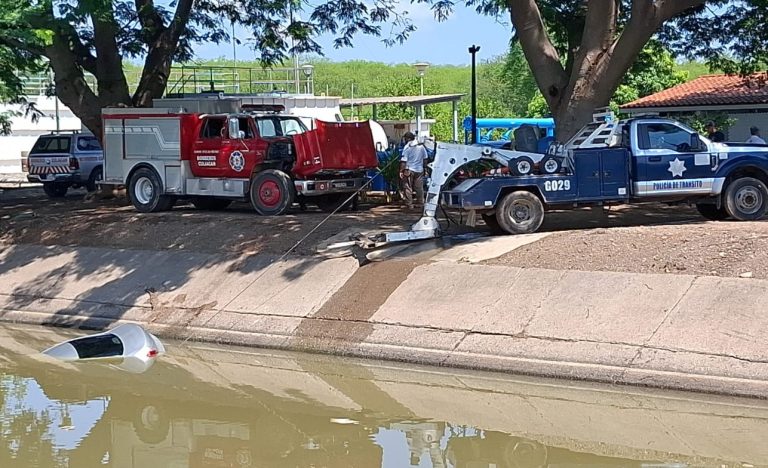 Caen a canal; hay un muerto, otro sale ileso
