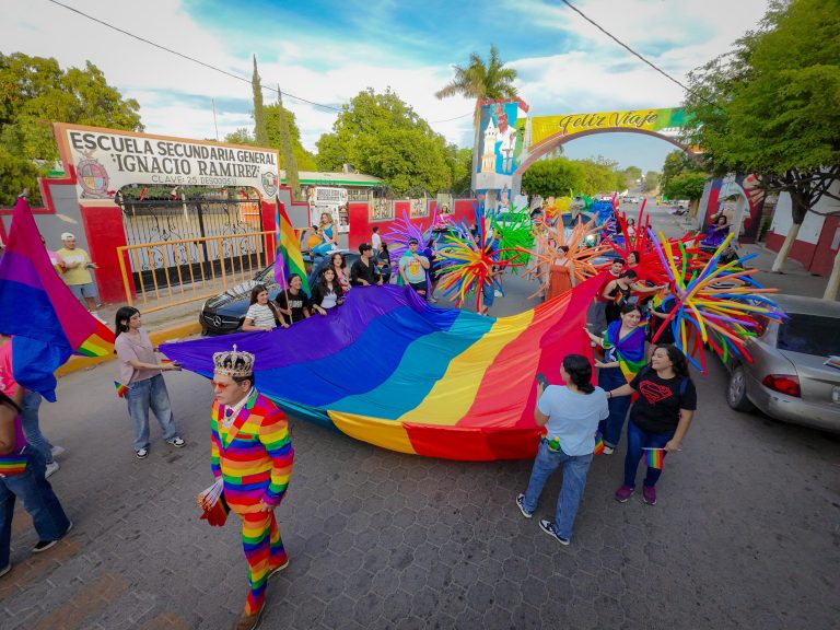 Ondea en El Fuerte la bandera LGTBQ+