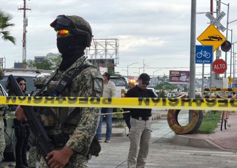 Ejecutan a 2 hermanos en una llantera cerca de la UAdeO