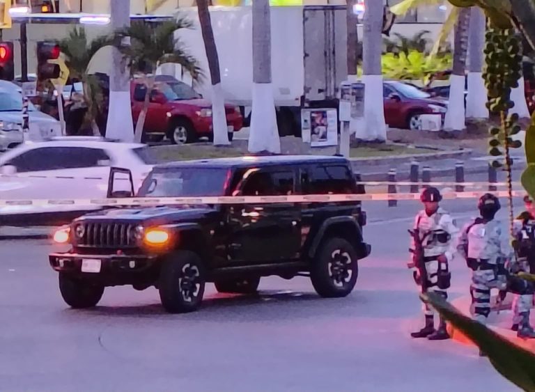 Intentan despojar auto en la Glorieta frente a Valentinos