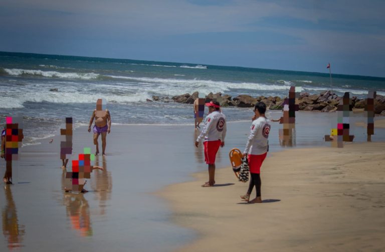Se meten policías con todo y uniforme; rescatan a 4 en Playa Norte