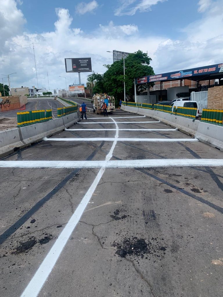 Abren dos carriles de oriente a poniente por obra frente al Congreso