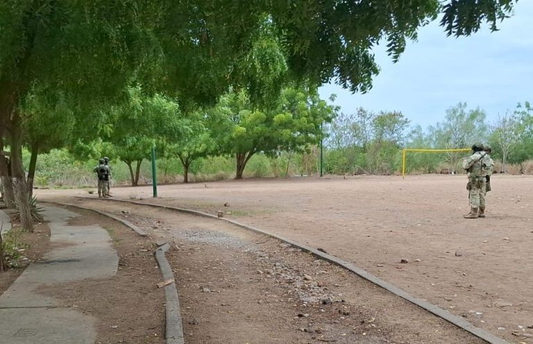 Lo dejan envuelto en plástico cerca de una escuela