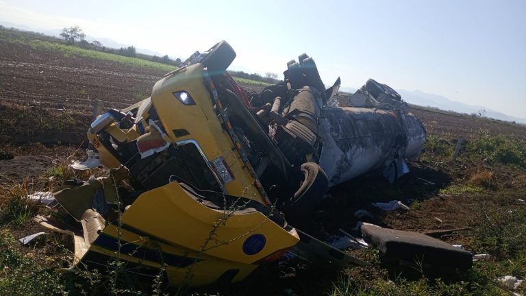 Vuelca pipa con combustible en Maxipista; resulta conductor herido