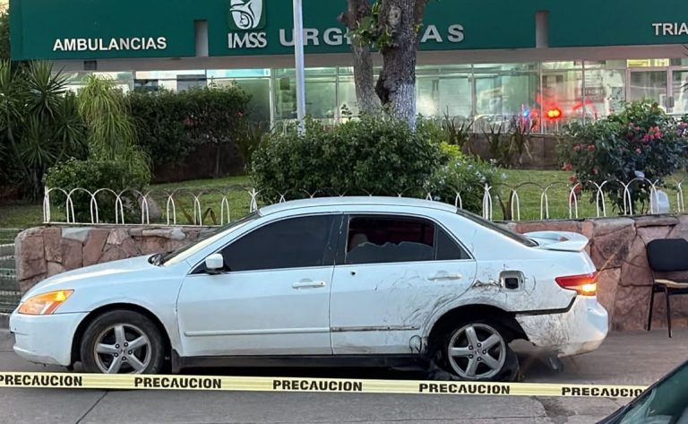 Llega herido en auto al IMSS en Culiacán