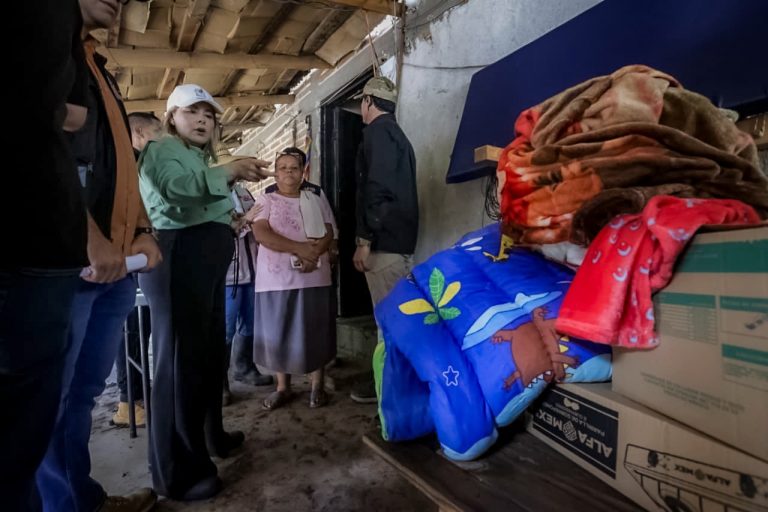 Amortiguan con catres, cobijas y agua a afectados en Mazatlán y Mocorito por inundaciones