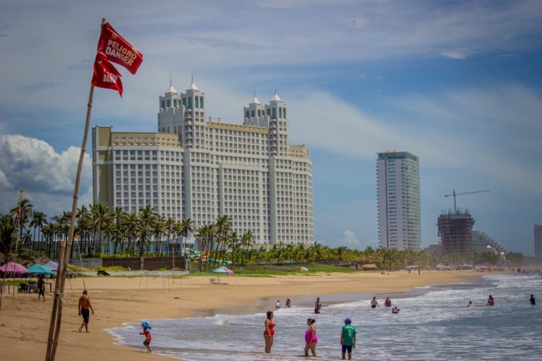 Superan olas los 3 metros; advierten cierre de playas