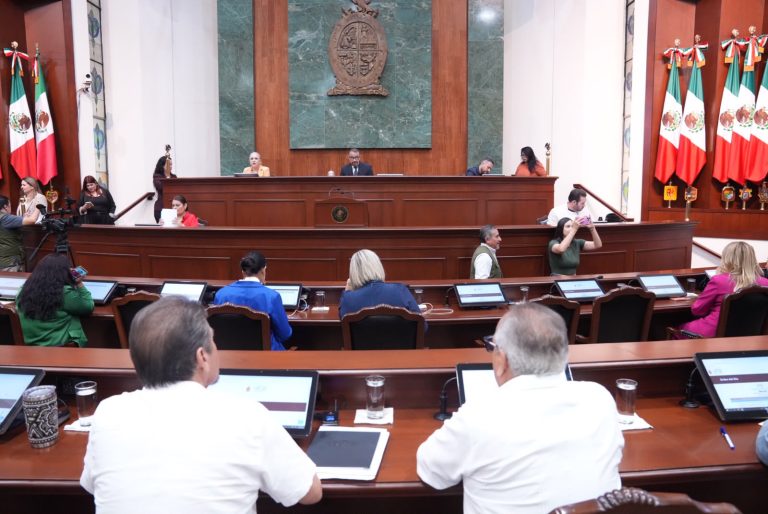Avanza ley de descanso de paternidad por nacimiento a burócratas