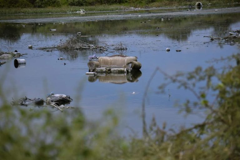 Retiran hasta muebles del dren Juárez, sitio de descarga de drenaje del 75% de Los Mochis