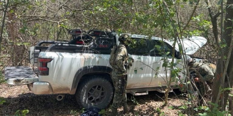 Aseguran un vehículo, armas y municiones en Escuinapa