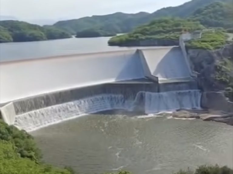 Se desborda la presa Picachos en Mazatlán