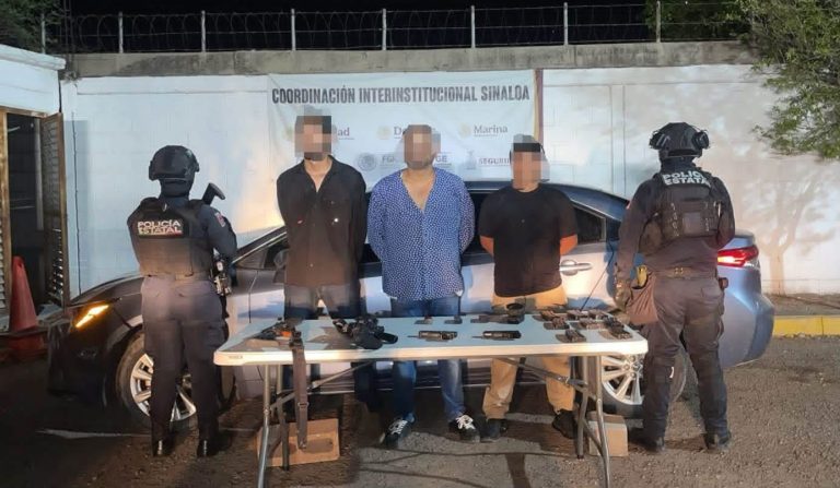 Circulaban en auto robado; aseguran armas y municiones