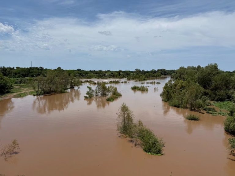 Sin agua potable Mazatlán por crecida del río Presidio