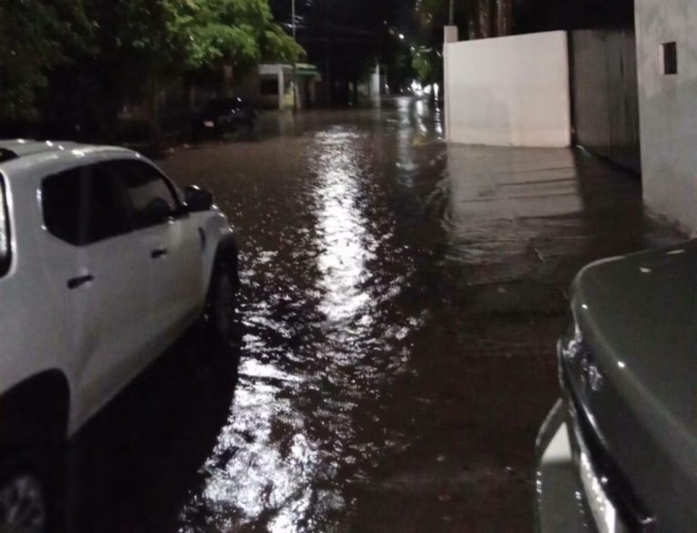Se desborda arroyo en Guasave y se encharca la ciudad