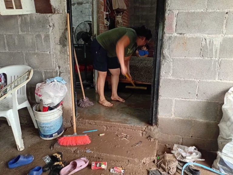 Van en Mocorito más de 70 casas inundadas por lluvias y siguen contando