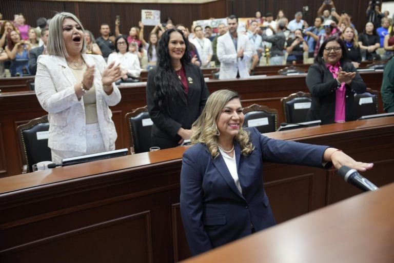Mirna Luz Lora Aguilar rinde protesta como diputada local