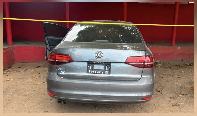 Recuperan autos robados, uno terminó contra un negocio