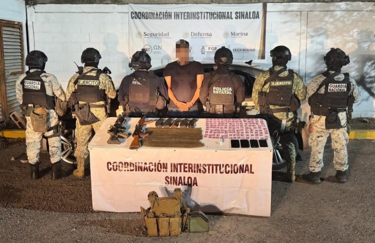 Lo arrestan en Culiacán con armas, cartuchos y presunta droga