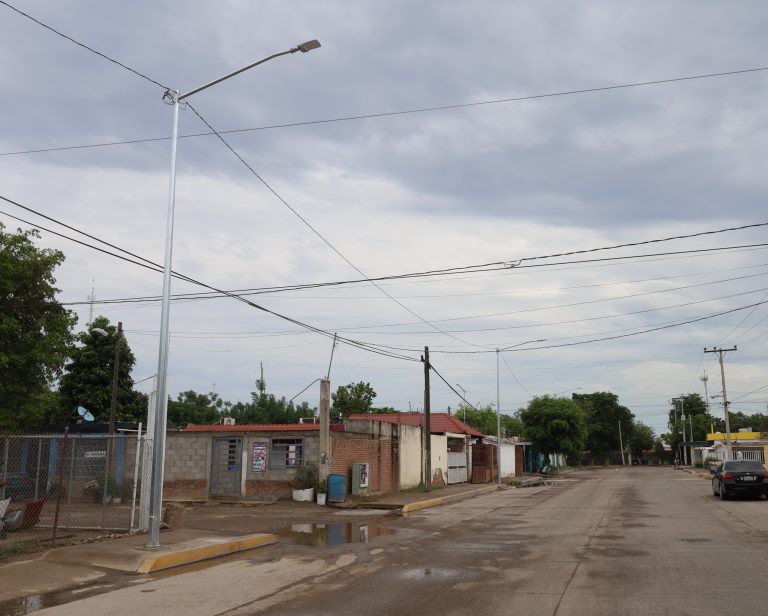 Colocan a Limontita alumbrado público y banquetas