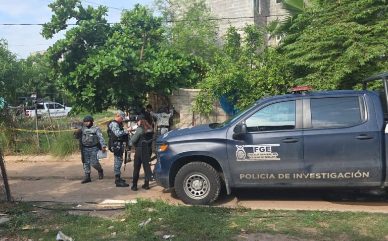 Lo matan; estaba sentado fuera de una vivienda