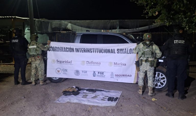 Aseguran en Navolato una camioneta; en su interior se localizó un fusil, cargadores y más de 100 cartuchos