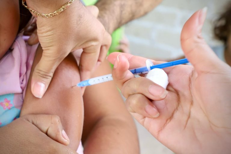 Pide Salud niños vacunados antes del regreso a clases