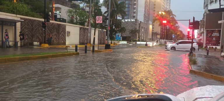 Reporta Mazatlán nivel de agua estable en calles tras fuertes lluvias