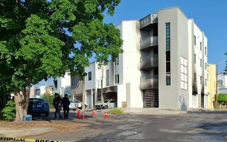 Rescatan a cinco de incendio en departamentos en Culiacán
