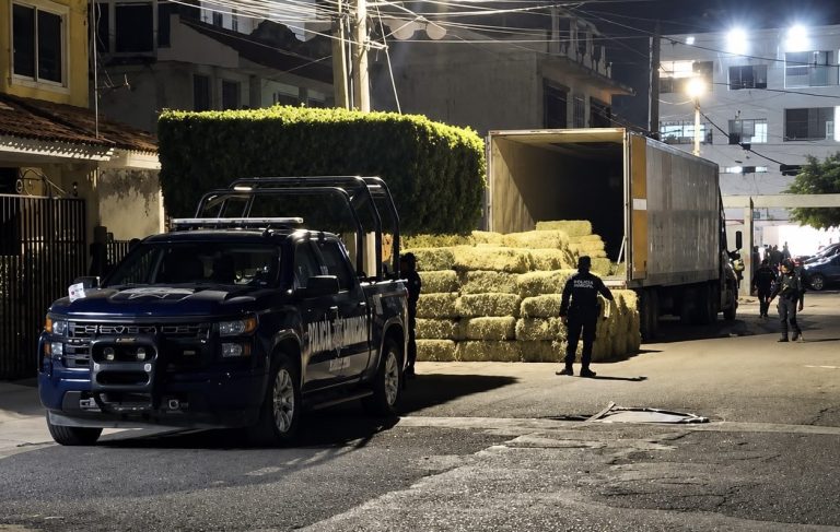 Llevaba pacas; presuntamente traía armas, cartuchos y chalecos tácticos