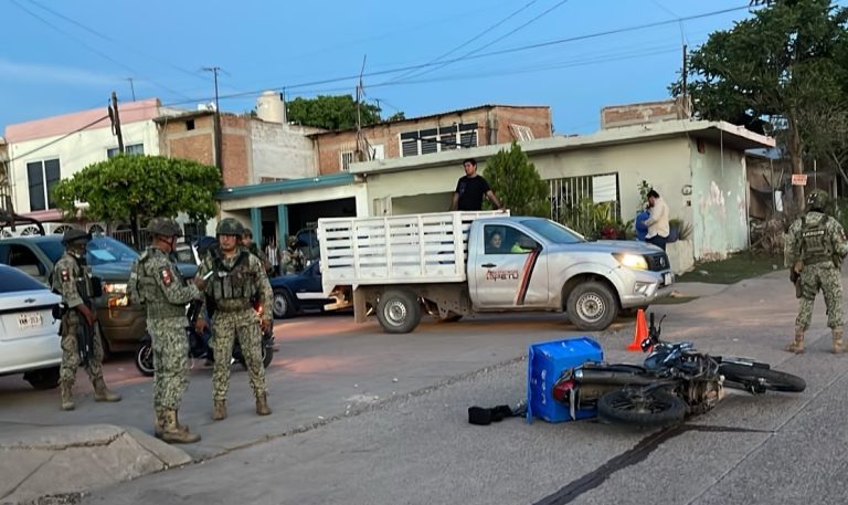 Iban en una moto; se enfrentan al Ejército tras atacar una casa