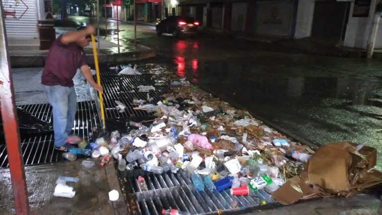 Golpean a Culiacán lluvia… y basura