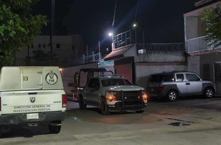 Le disparan dentro de su casa