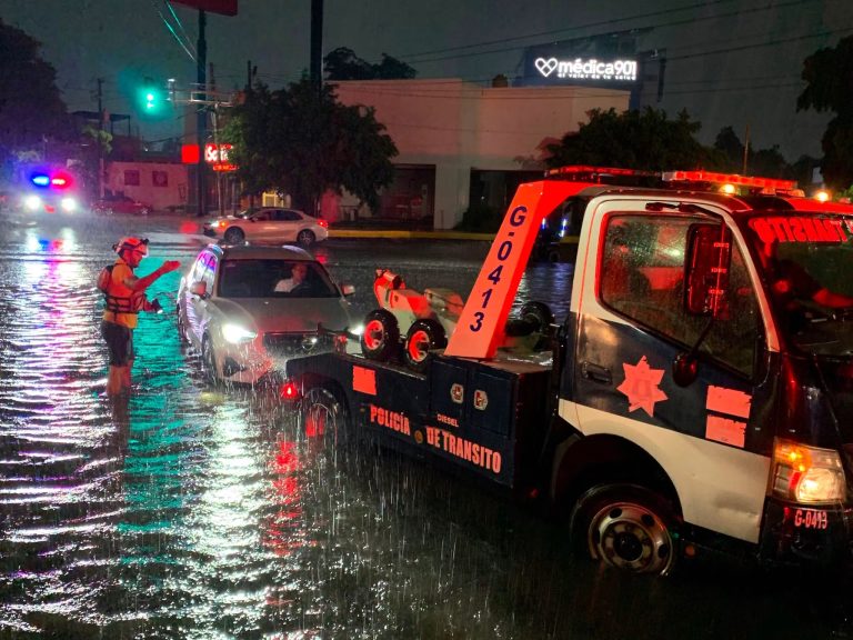Azotan lluvias y fuertes vientos Sinaloa