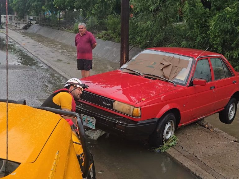 Deja tormenta rescates, encharcamientos y tráfico vial en Culiacán